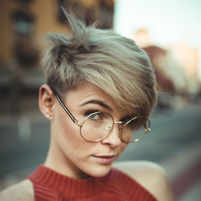 丸眼鏡と合わせたショートヘアのスタイル